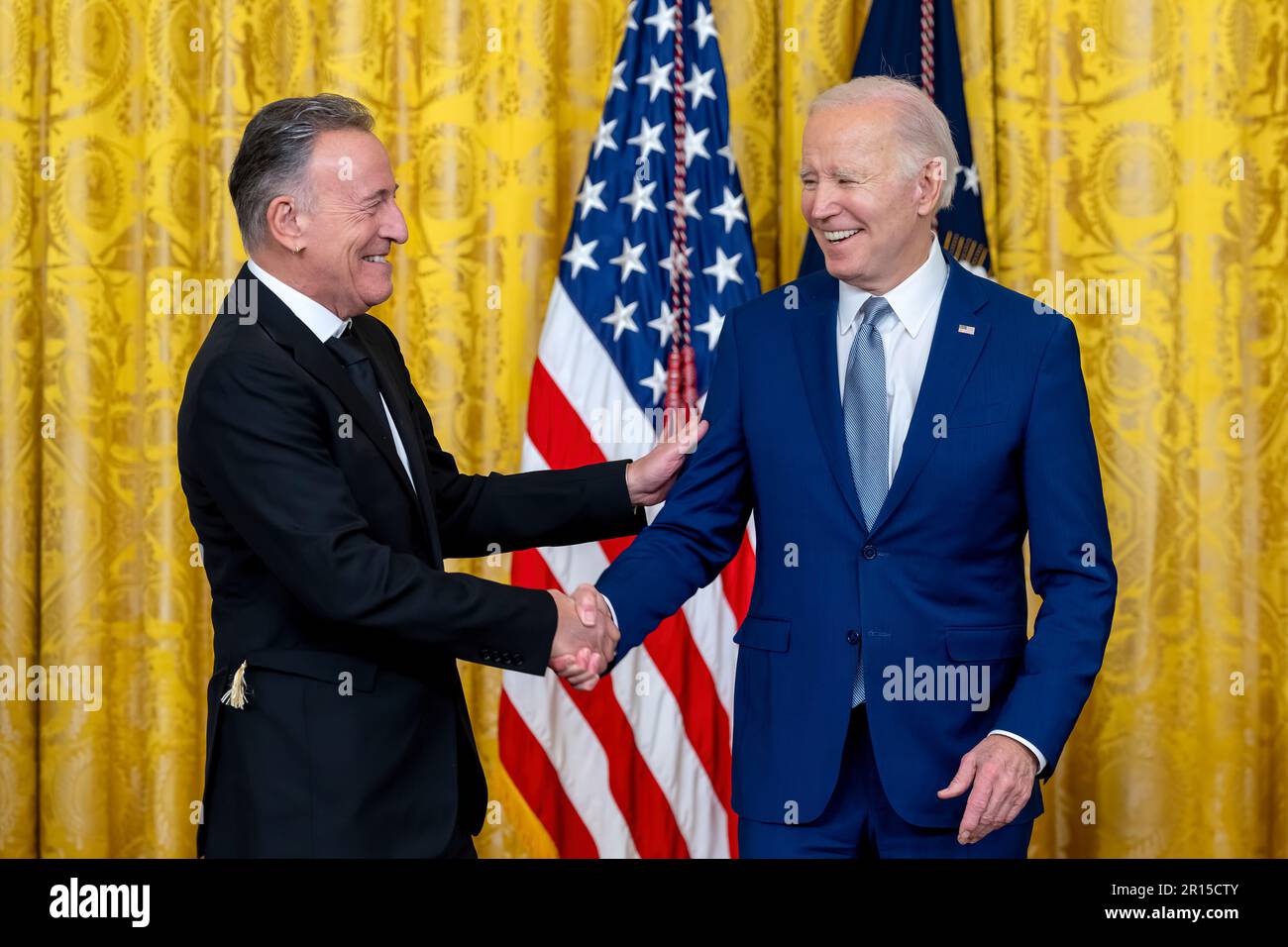 Präsident Joe Biden überreicht Bruce Springsteen die nationale Medaille der Künste 2021 bei der Medaillenverleihung für Kunst und Geisteswissenschaften am Dienstag, den 21. März 2023, im East Room des Weißen Hauses. (Offizielles Foto des Weißen Hauses von Cameron Smith) Stockfoto
