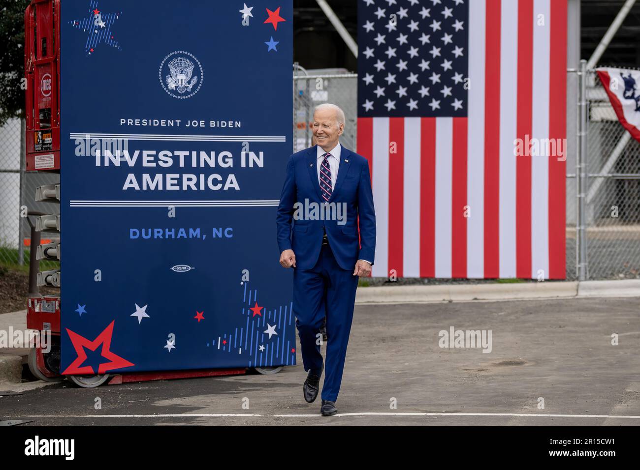 Präsident Joe Biden trifft ein, um seine „Investing in America“-Tour am Dienstag, den 28. März 2023, in der Wolfspeed-Halbleiterfabrik in Durham, North Carolina, zu starten. (Offizielles Foto des Weißen Hauses von Adam Schultz) Stockfoto