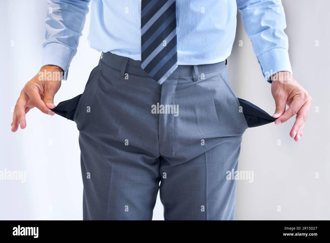 Er sucht sich seine Taschen aus. Ein Geschäftsmann, der mit seinen Taschen steht. Stockfoto