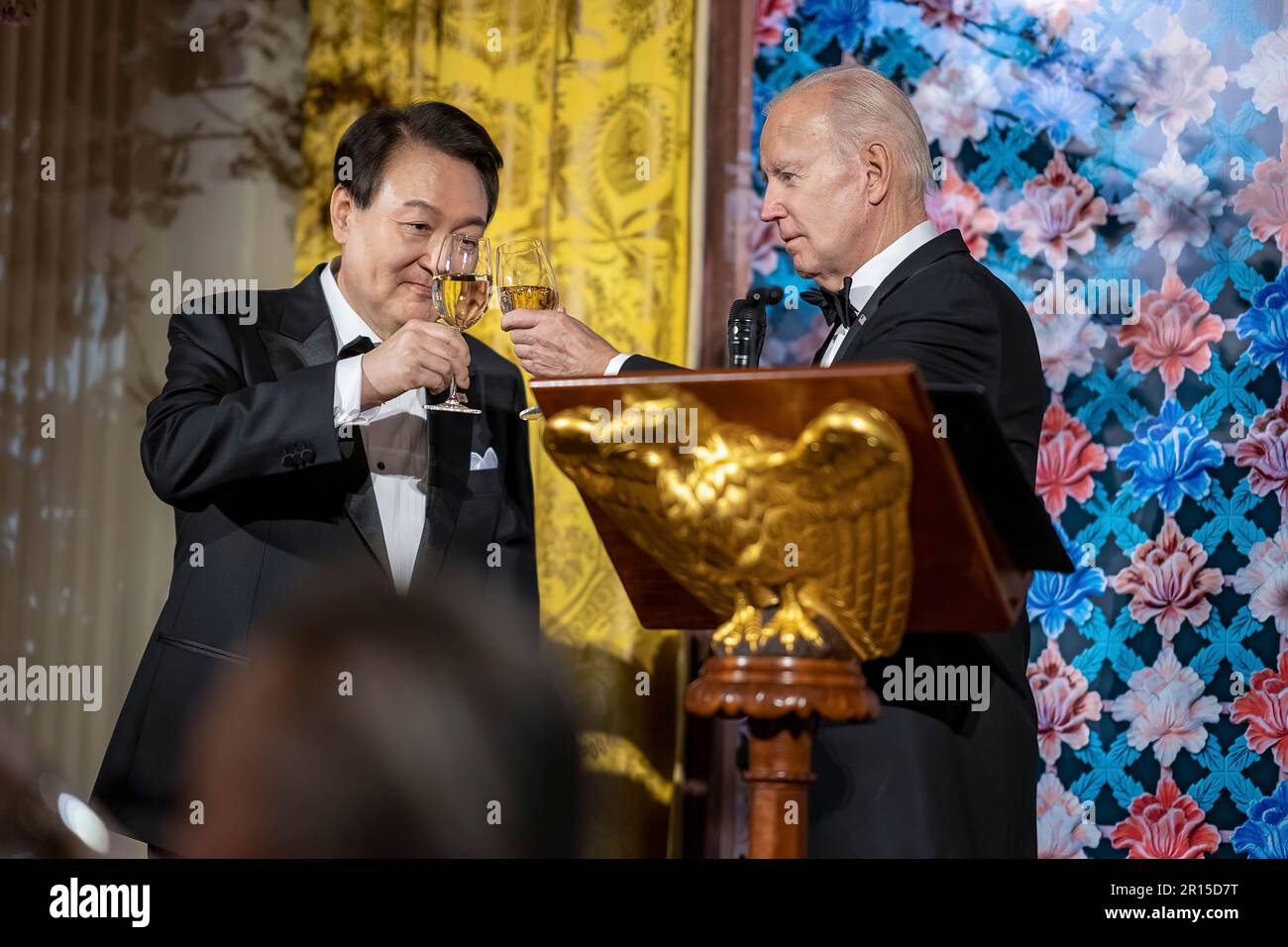 Präsident Joe Biden und Präsident Yoon Suk Yeol von der Republik Korea bringen anlässlich des Staatsessens am Mittwoch, den 26. April 2023, im Ostzimmer des Weißen Hauses Toasts aus. (Offizielles Foto des Weißen Hauses von Adam Schultz) Stockfoto Präsident Joe Biden und Präsident Yoon Suk Yeol von der Republik Korea bringen anlässlich des Staatsessens am Mittwoch, den 26. April 2023, im Ostzimmer des Weißen Hauses Toasts aus. (Offizielles Foto des Weißen Hauses von Adam Schultz) Stockfoto