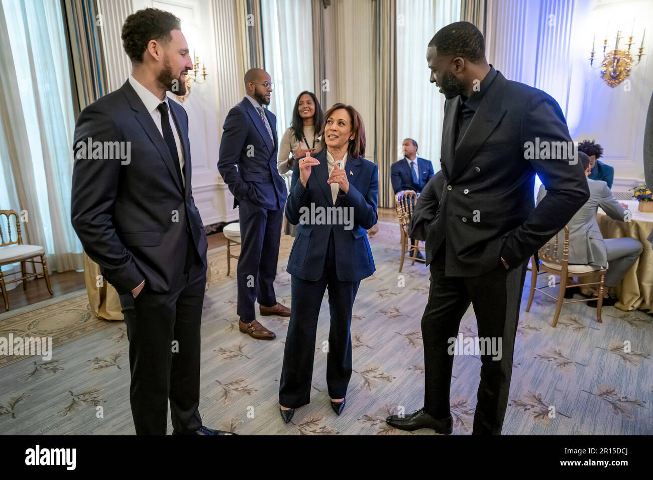 Vizepräsident Kamala Harris begrüßt Teammitglieder des NBA-Champions Golden State Warriors 2022 am Dienstag, den 17. Januar 2023 im State Dining Room des Weißen Hauses. (Offizielles Foto des Weißen Hauses von Lawrence Jackson) Stockfoto