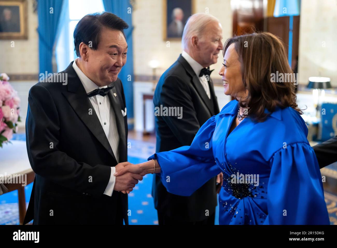 Präsident Yoon Suk Yeol von der Republik Korea begrüßt Vizepräsidentin Kamala Harris vor einem Staatsessen am Mittwoch, den 26. April 2023, im Blauen Saal des Weißen Hauses. (Offizielles Foto des Weißen Hauses von Adam Schultz) Stockfoto Präsident Yoon Suk Yeol von der Republik Korea begrüßt Vizepräsidentin Kamala Harris vor einem Staatsessen am Mittwoch, den 26. April 2023, im Blauen Saal des Weißen Hauses. (Offizielles Foto des Weißen Hauses von Adam Schultz) Stockfoto