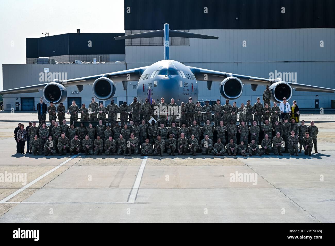 USA Air Force Airmen wurden am 10. Mai 2023 in der Joint Base McGuire-Dix-Lakehurst, N.J. dem 305. Luftwaffenflügel für ein Fluglinienfoto zugeteilt Der 305. AMW erweitert Amerikas globale Reichweite durch die Erzeugung, Mobilisierung und den Einsatz von KC-10 Extendern und C-17 Globemaster III's für strategische Lufttransport- und Luftbetankungsmissionen weltweit. Im November 2021 begann der Flügel mit der Umstellung auf das neue Luftbetankungsflugzeug KC-46A Pegasus. Darüber hinaus betreibt The Wing zwei der größten strategischen Lufthäfen Amerikas, die die Lieferung von Fracht und Personal an Kommandeure der Kombattanten im Ausland unterstützen. Stockfoto