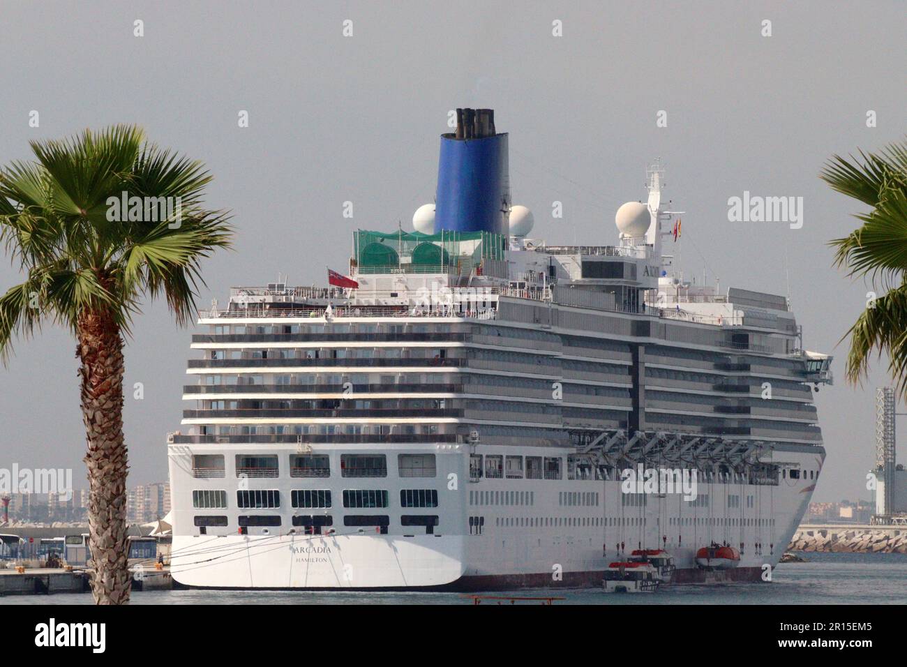 Auf dem Arcadia Kreuzfahrtschiff in Alicante, Spanien, nachdem die Gäste eine Übung zur Alarmbereitschaft der Besatzung beendet hatten, starteten sie die Rettungsboote an Steuerbord. Stockfoto