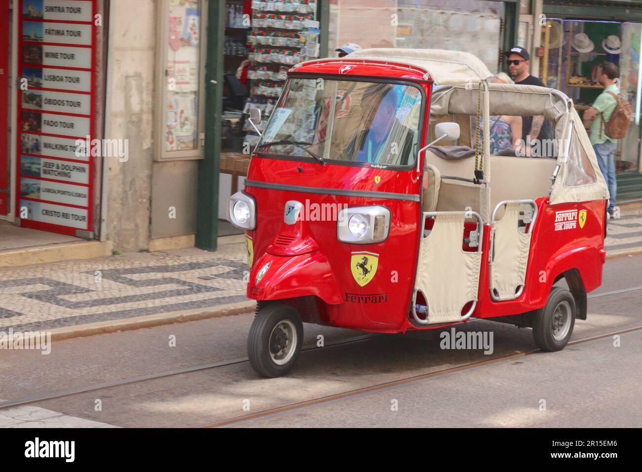 Eine Piaggio Ape Calessino Autorickshaw, eine der letzten 999 limitierten Benzinmotoren, hat Rikschas angetrieben, bevor sie die Produktion auf Strom umwandelte. Stockfoto