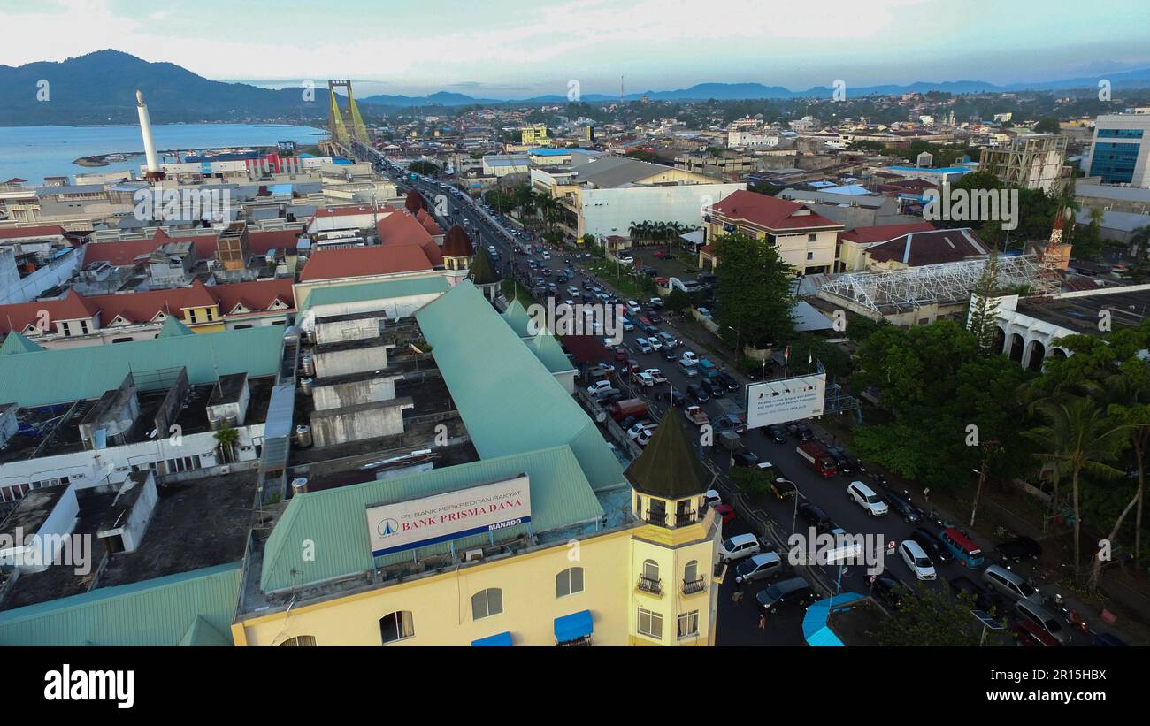 Luftfoto eines Punktes in der indonesischen Stadt Manado, die voller Fahrzeuge und Verkehr ist. Stockfoto