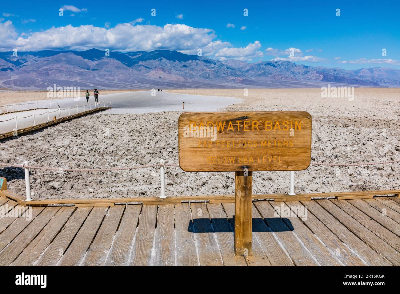 Ein Schild am Badwater Basin im Death Valley National Park, der als niedrigster Punkt in Nordamerika gilt. Stockfoto