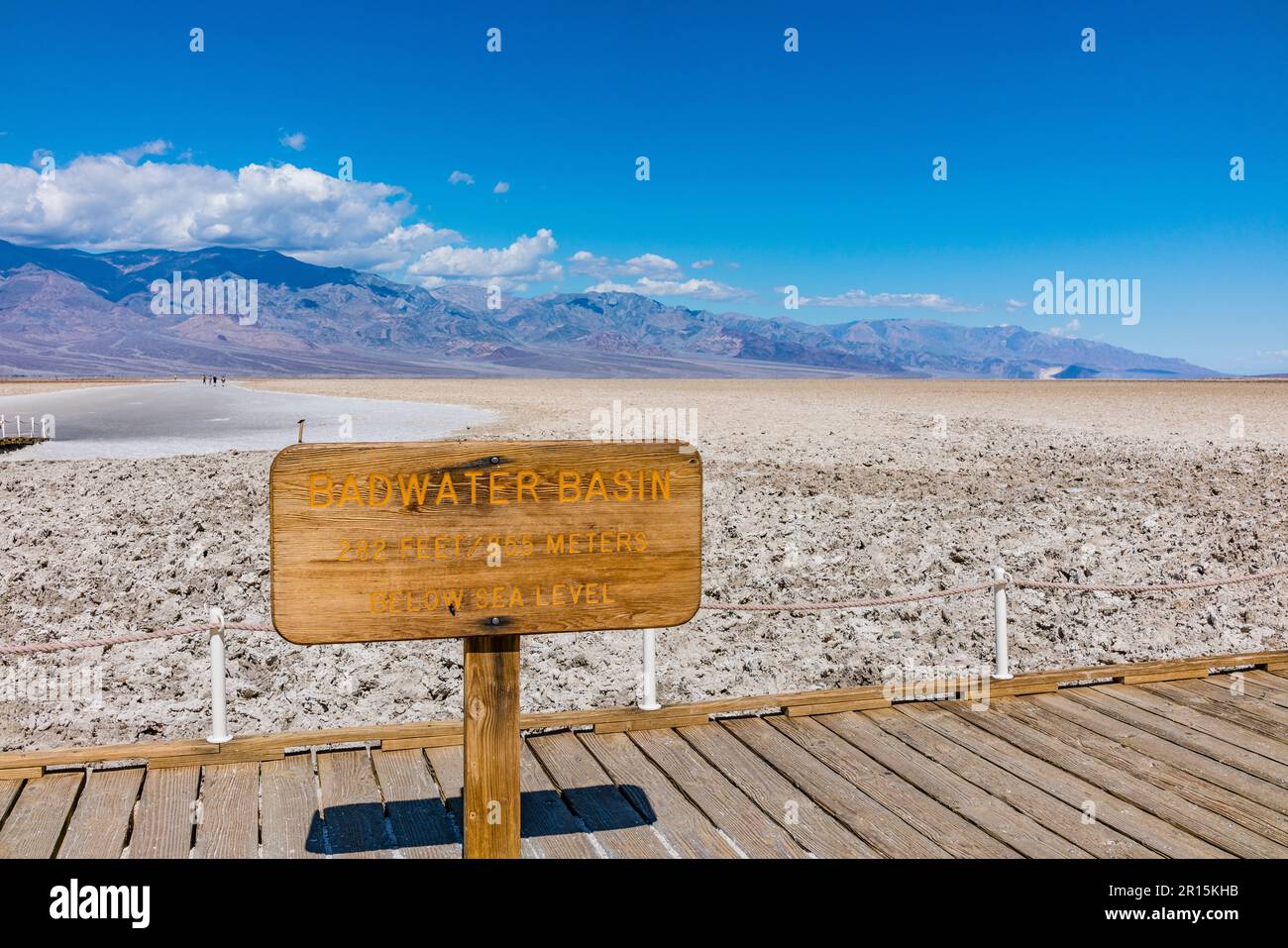 Ein Schild am Badwater Basin im Death Valley National Park, der als niedrigster Punkt in Nordamerika gilt. Stockfoto