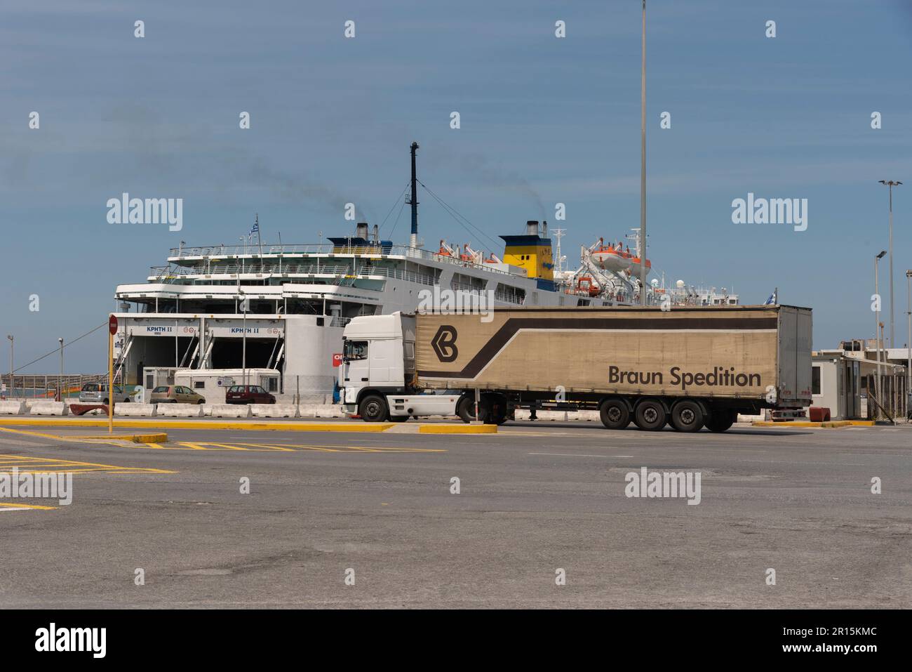 Heraklion, Kreta, Griechenland, EU. 2023. Taxi und Anhänger, die auf eine Inselfähre im Hafen von Heraklion warten. Stockfoto