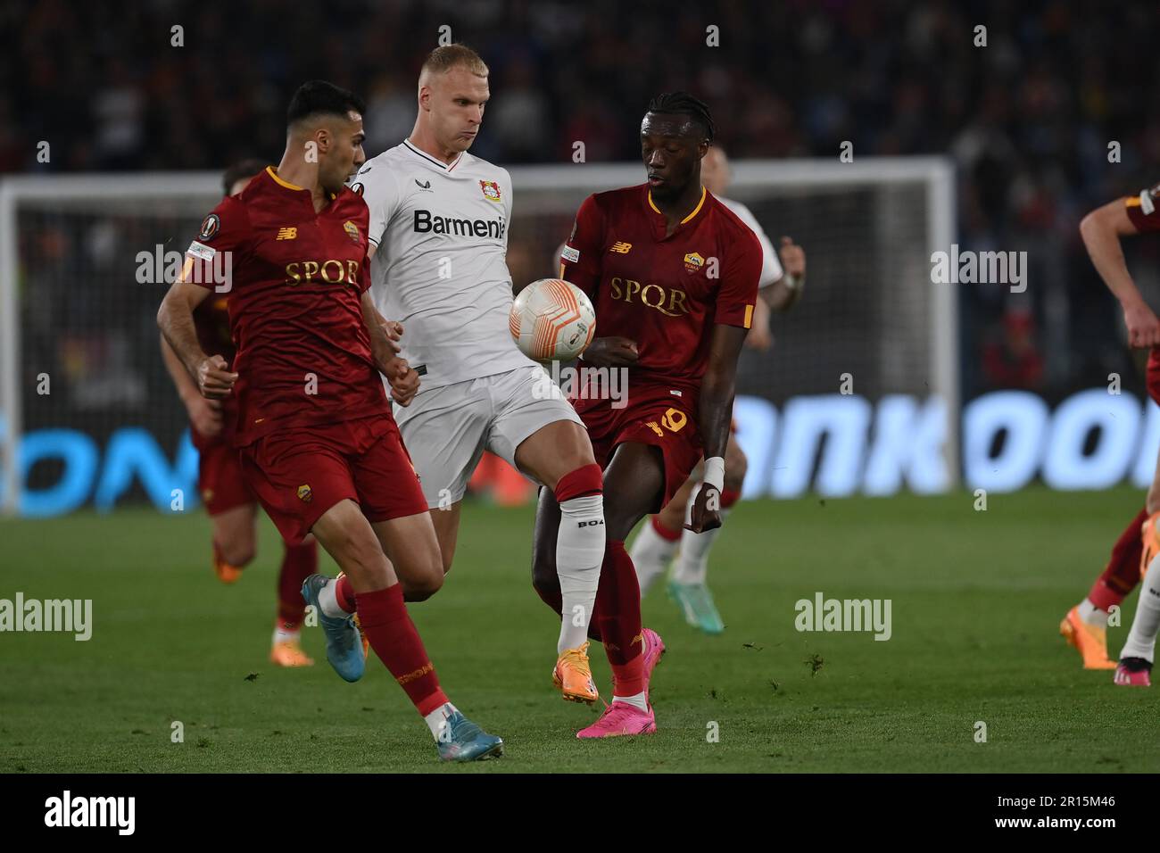 Mehmet Zeki Celik (Roma)Mitchel Bakker (Bayer 04 Leverkusen)Tammy Abraham (Roma) während des Spiels der UEFA 'Europa League 2022 2023 zwischen Roma 1-0 Leverkusen im Olimpic-Stadion am 11. Mai 2023 in Roma, Italien. Kredit: Maurizio Borsari/AFLO/Alamy Live News Stockfoto