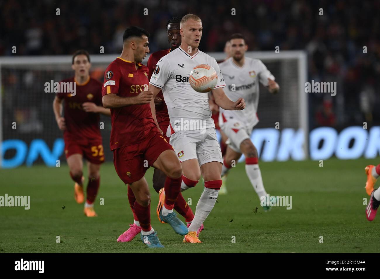 Mehmet Zeki Celik (Roma)Mitchel Bakker (Bayer 04 Leverkusen)Tammy Abraham (Roma) während des Spiels der UEFA 'Europa League 2022 2023 zwischen Roma 1-0 Leverkusen im Olimpic-Stadion am 11. Mai 2023 in Roma, Italien. Kredit: Maurizio Borsari/AFLO/Alamy Live News Stockfoto