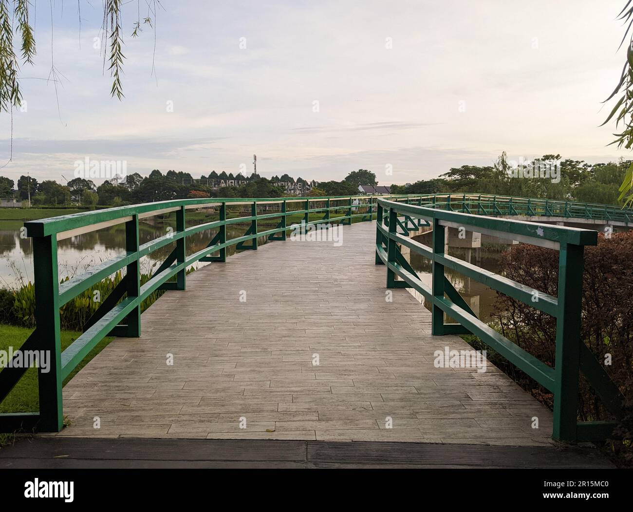 So schön ist der Fußweg im Erholungspark am Morgen Stockfoto