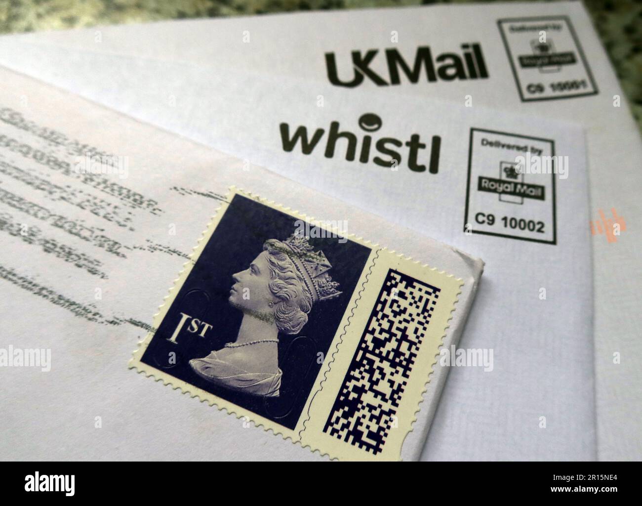 Neue 1.-Klasse-Royal Mail-Stempel mit Barcode in Großbritannien, Queen Elizabeth II - UKMail und Whistl Stockfoto
