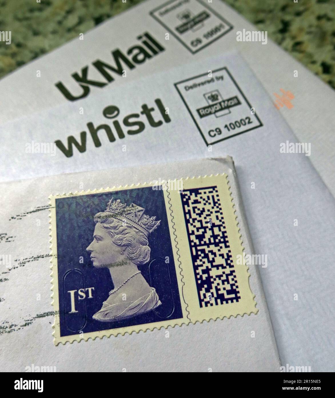 Neue 1.-Klasse-Royal Mail-Stempel mit Barcode in Großbritannien, Queen Elizabeth II - UKMail und Whistl Stockfoto