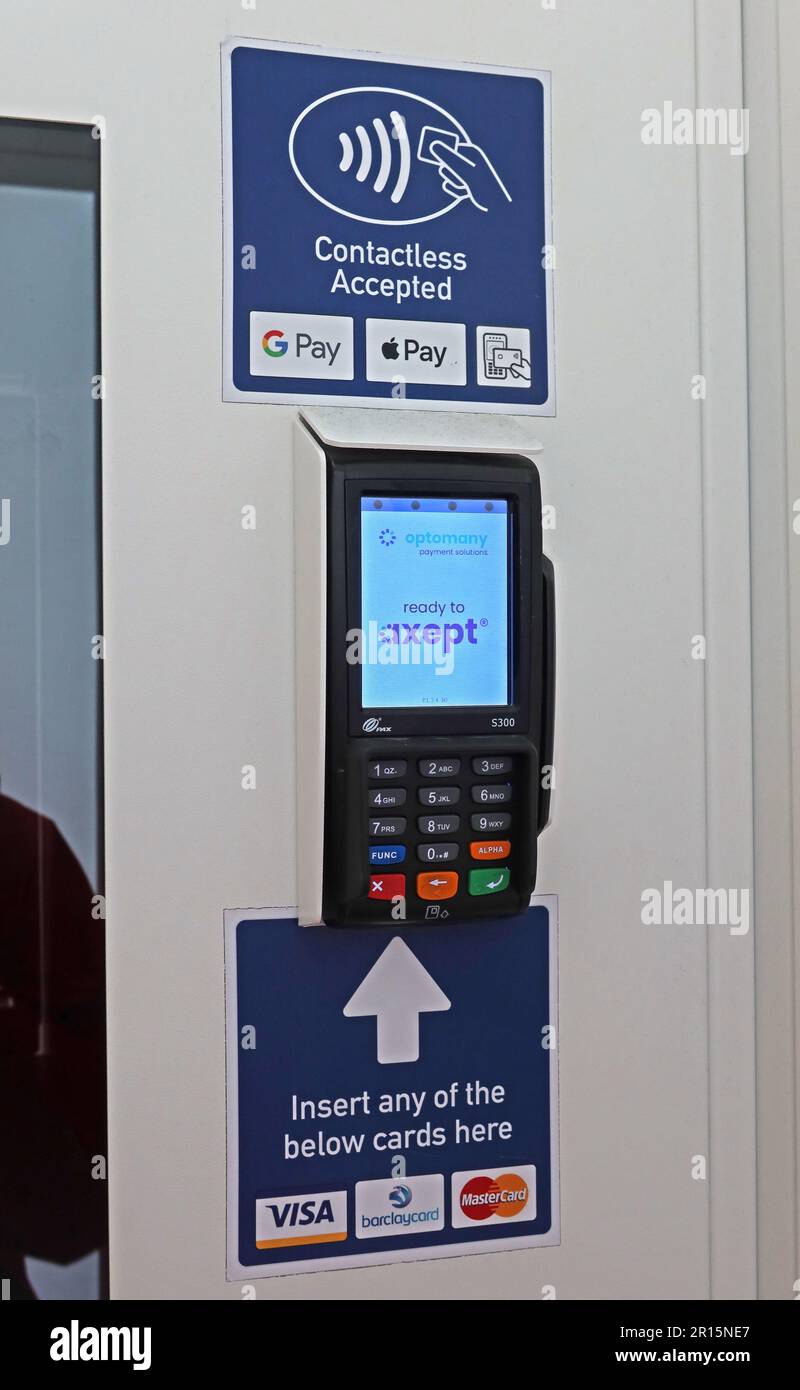 Kontaktlose Zahlung Axept – Optomany – EMV-kompatibles Kreditkartenterminal für S300 Personen Stockfoto