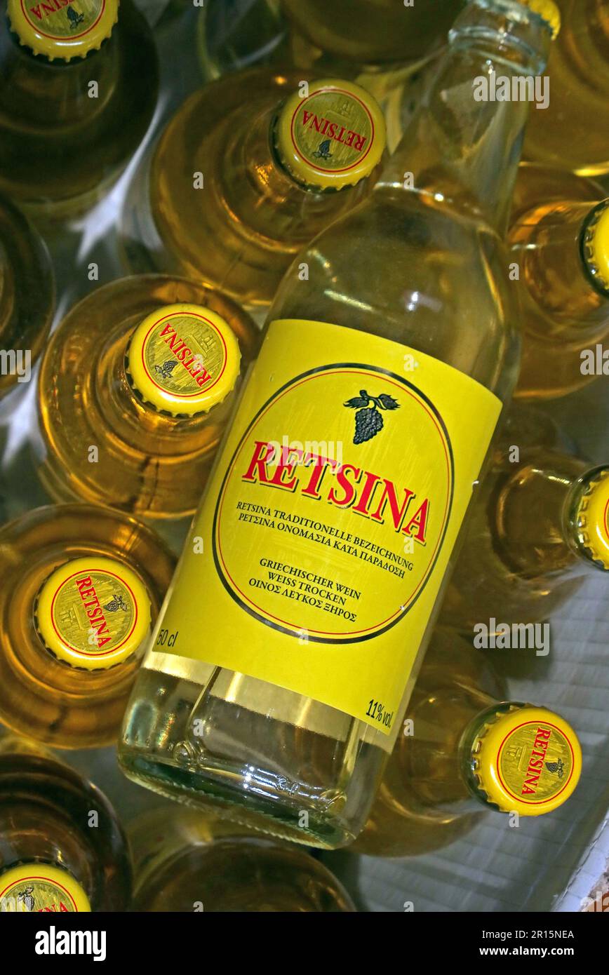 Retsina trockener griechischer Wein, in Flaschen Stockfoto