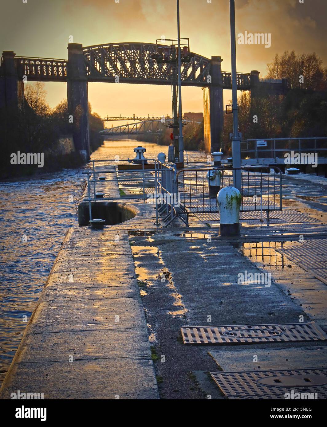 Latchford Locks, stillgelegte Cheshire Lines Eisenbahnbrücke, bei Sturm, Warrington, Cheshire, England, UK, WA4 1NN Stockfoto