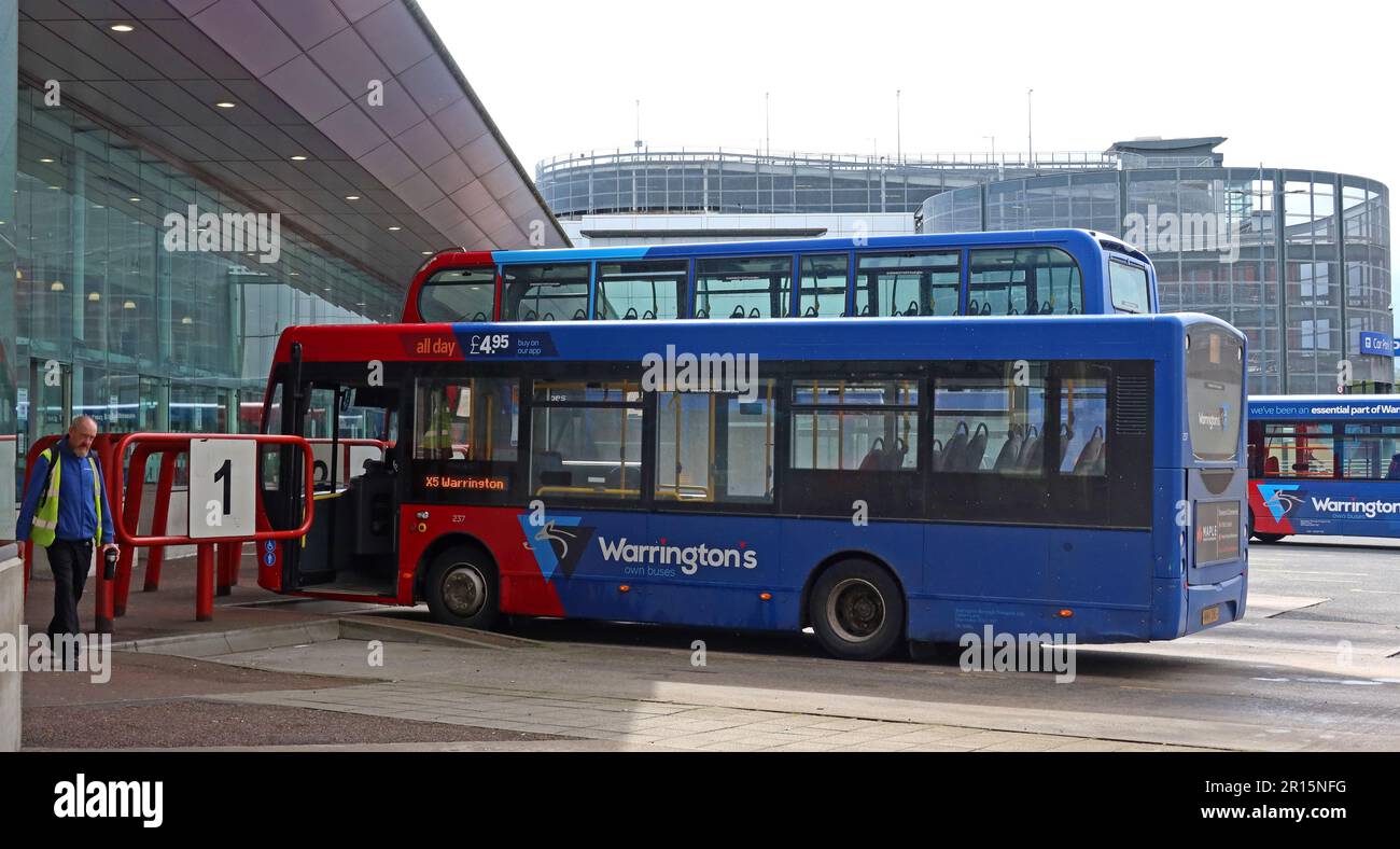 Busse am Warrington Interchange, Busbahnhof, Cheshire, England, Großbritannien, WA1 1XW Stockfoto
