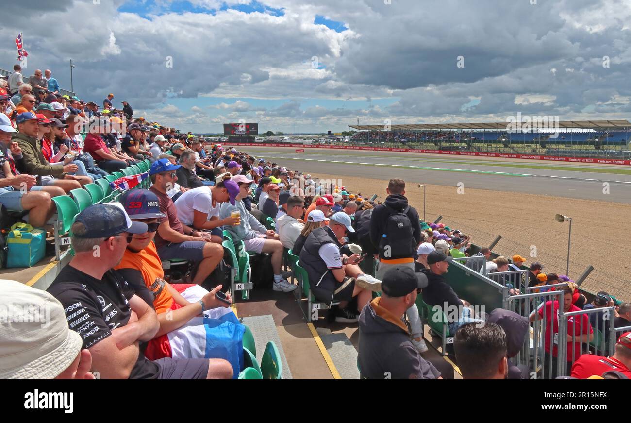 Zuschauermenge, in einem Stand in Silverstone, beim britischen F1 GP, Juli 2022, wartet auf den Start des Rennens 3pm Stockfoto