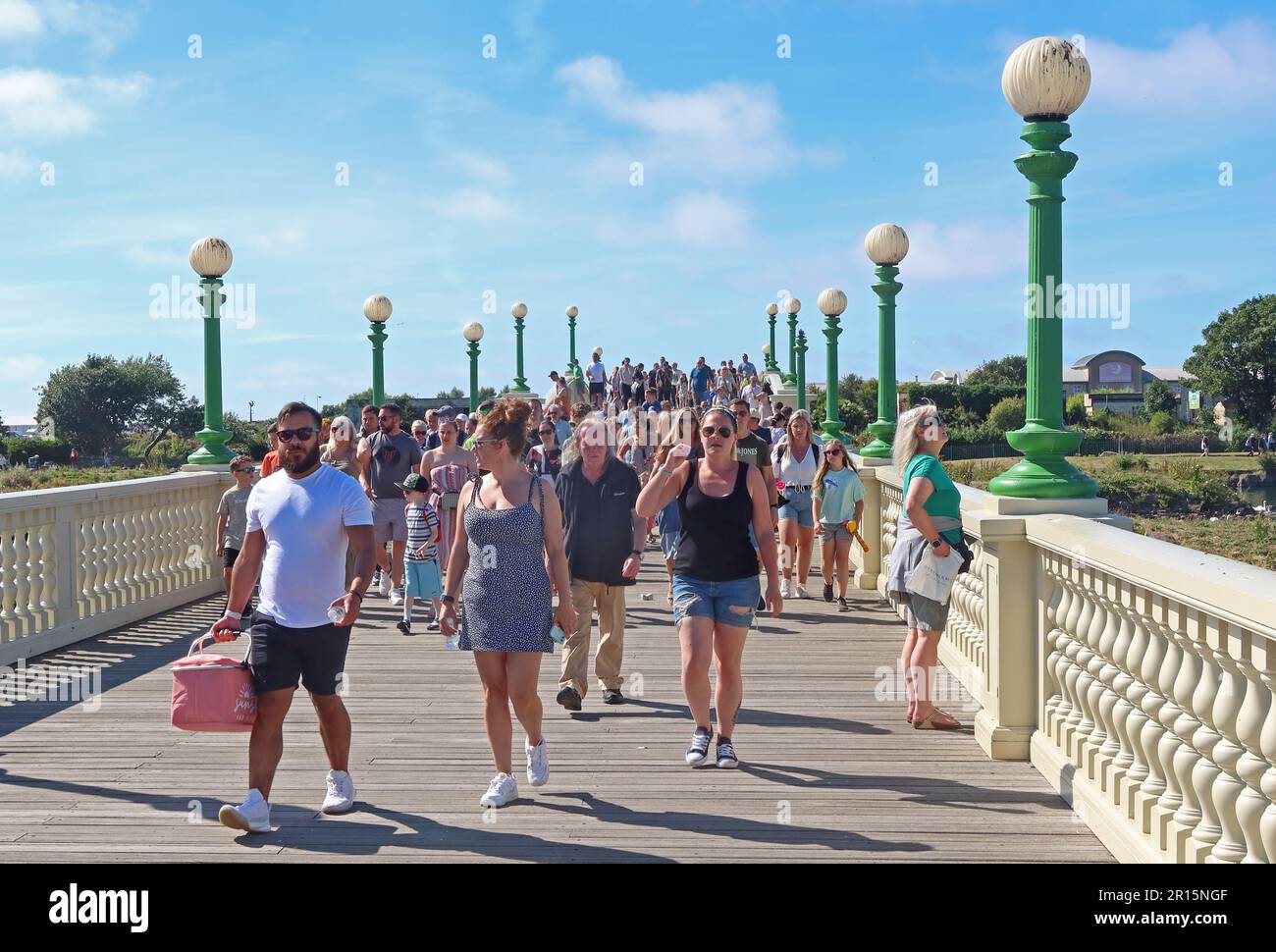 Geschäftig mit Besuchern, Summer in Southport Pier, Lancashire, England, Großbritannien, PR9 1RX Stockfoto