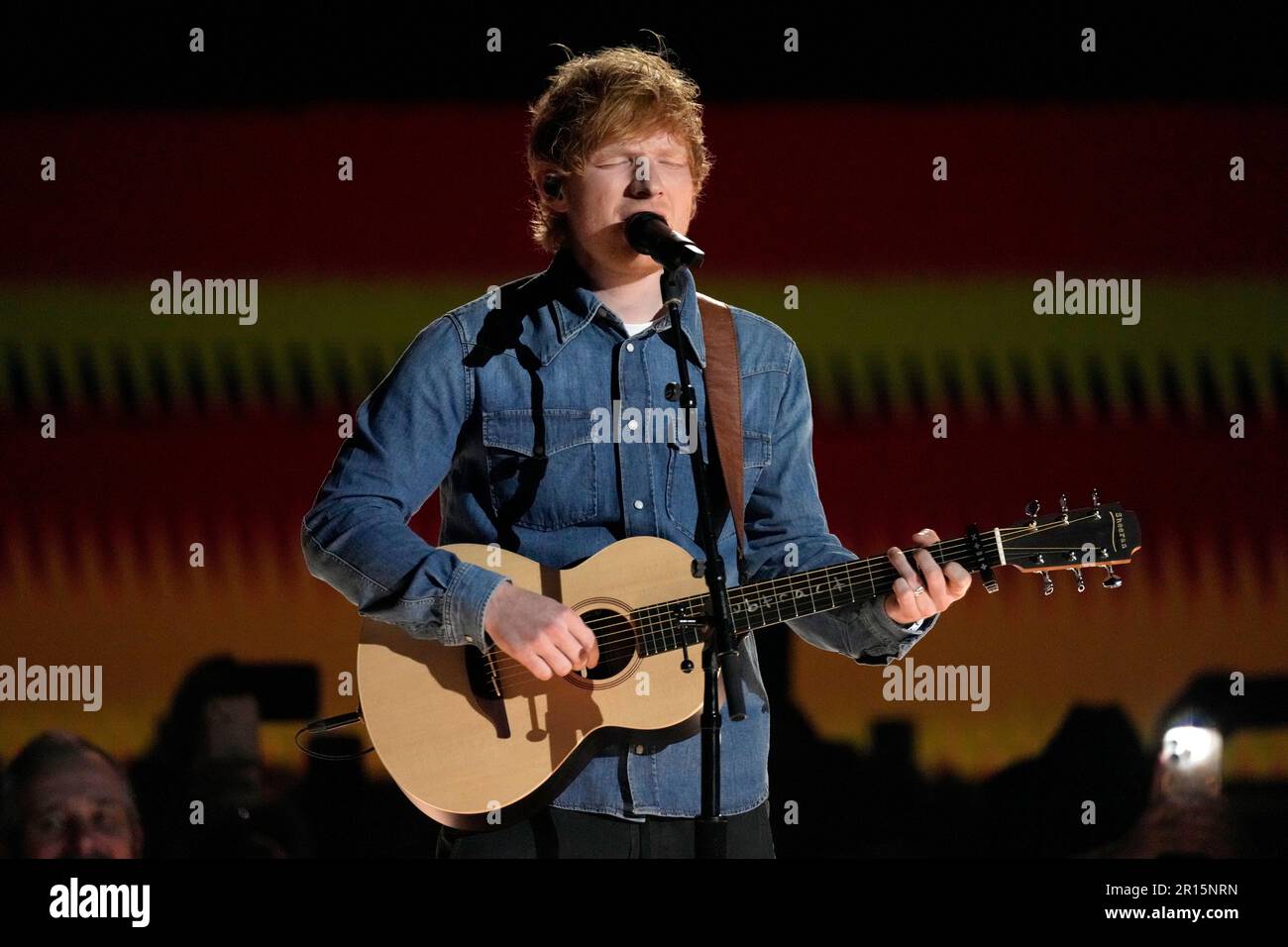 Ed Sheeran performs "Life Goes On" at the 58th annual Academy of Country Music Awards on Thursday, May 11, 2023, at the Ford Center in Frisco, Texas. (AP Photo/Chris Pizzello) Stockfoto