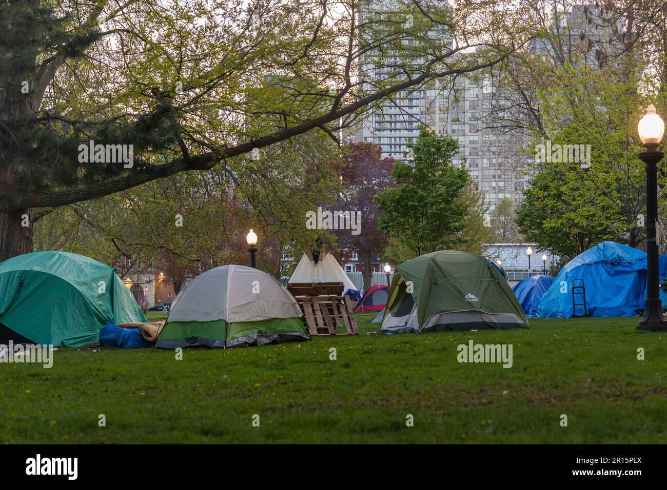 Die Abenddämmerung liegt auf Zelten, die von Obdachlosen in einem Park nahe dem Stadtzentrum von Toronto aufgestellt werden. Stockfoto