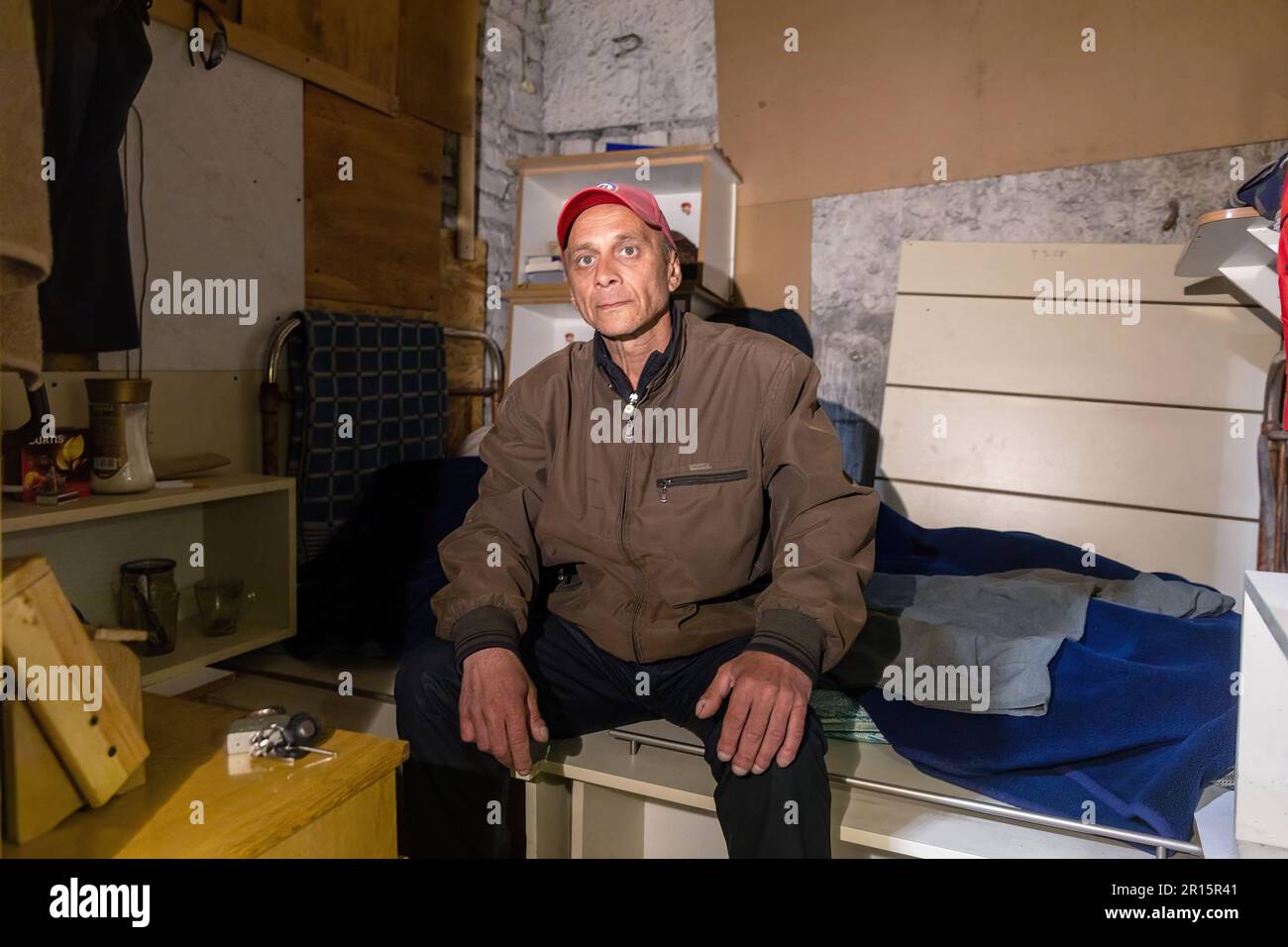 Lyman, Ukraine. 11. April 2023. Vadym Vodopianov, 48 Jahre alt im Keller. Bewohner der Stadt Liman, die ihre Häuser und ihre Stadt nicht mehr als ein Jahr lang verlassen haben, um vor den Bombenanschlägen, Raketenangriffen und Bombenanschlägen zu fliehen, leben in Untergeschossen und Unterkünften. (Foto: Mykhaylo Palinchak/SOPA Images/Sipa USA) Guthaben: SIPA USA/Alamy Live News Stockfoto