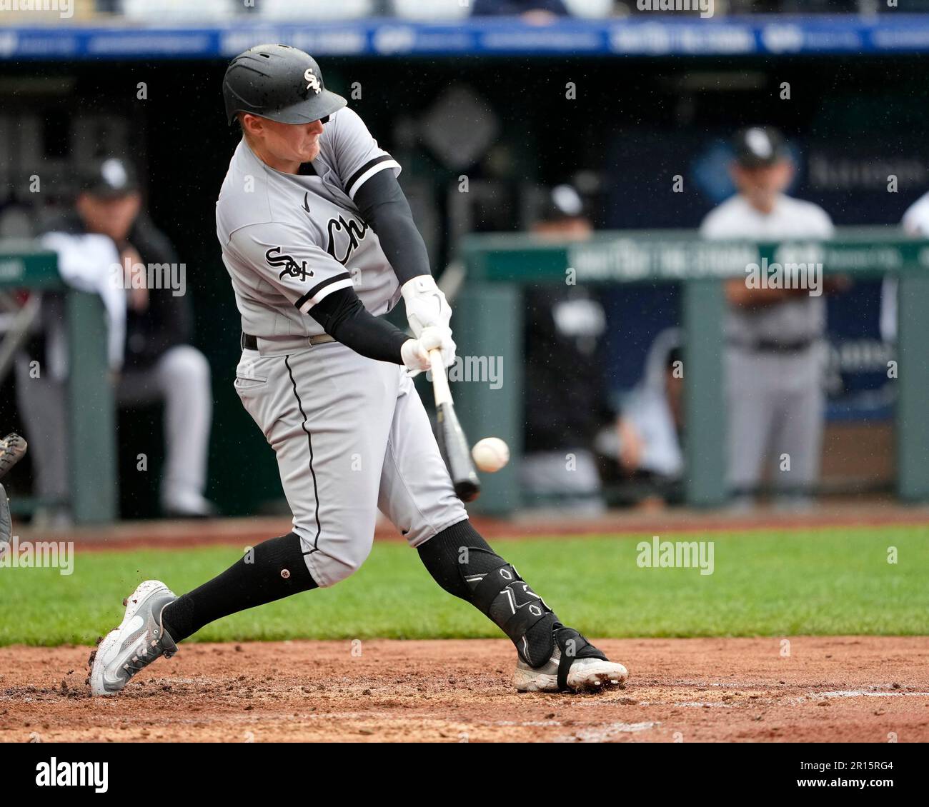 Kansas City, USA, 11. MAI 2023: Der erste Baseman der Chicago White Sox, Andrew Vaughn (25), fährt im Kauffman Stadium Kansas City, Missouri. Jon Robichaud/CSM. Stockfoto