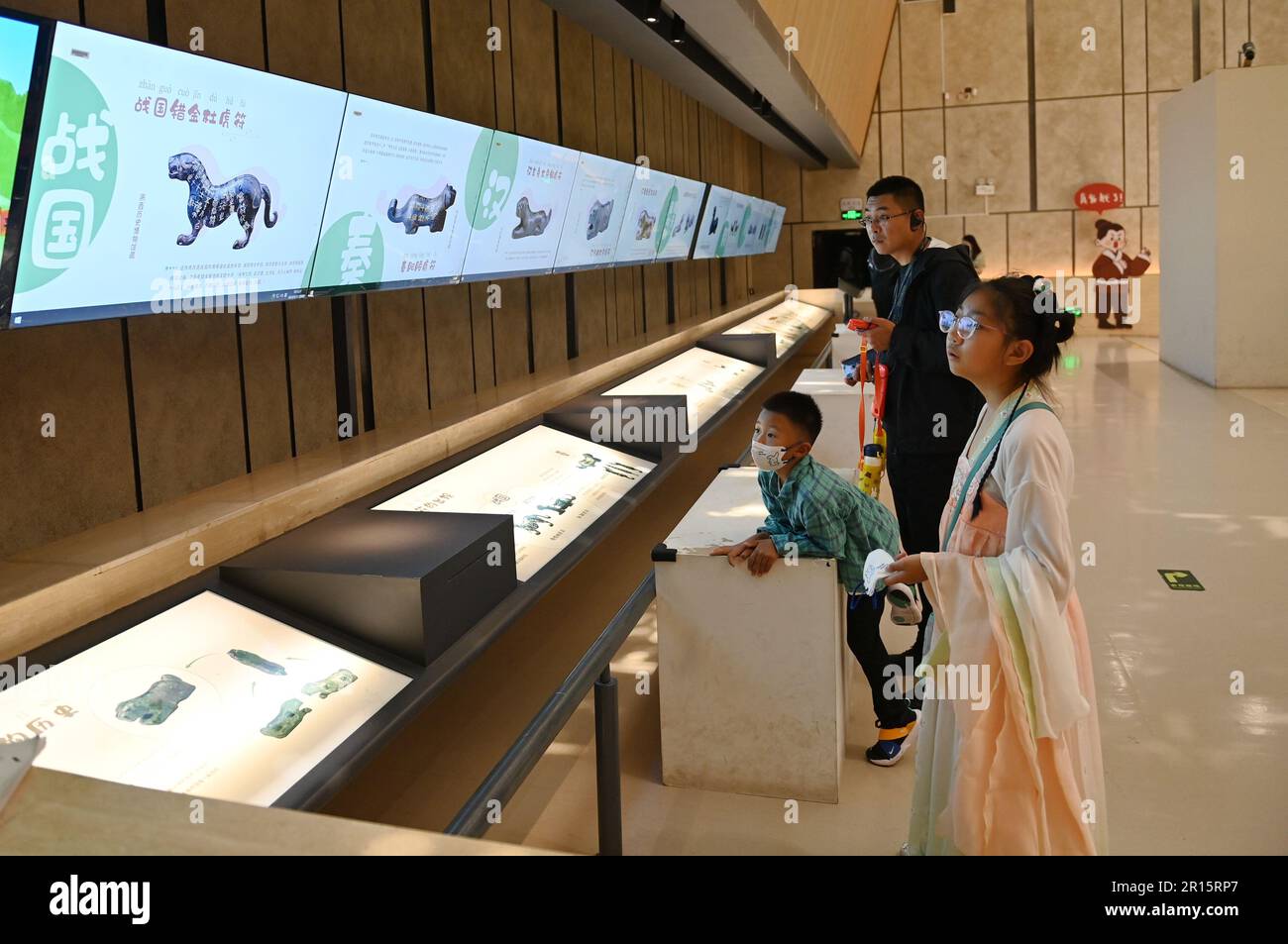 (230512) -- XI'AN, 12. Mai 2023 (Xinhua) -- Touristen besuchen das Shaanxi History Museum in Xi'an, Nordwest-Chinas Provinz Shaanxi, 11. Mai 2023. XI'an, eine Stadt mit über 3.100 Jahren Geschichte, diente als Hauptstadt für 13 Dynastien in der chinesischen Geschichte. Es ist auch die Heimat der weltberühmten Terrakotta-Krieger, die in der Qin-Dynastie (221-207 v. Chr.) geschaffen wurden. Shaanxi History Museum, das sich auf der nordwestlichen Seite der Giant Wild Goose Pagode in Xi'an City befindet, wurde fertiggestellt und 1991 für die Öffentlichkeit geöffnet. Als Chinas erstes modernes Museum auf nationaler Ebene wurde das Shaanxi History M gegründet Stockfoto