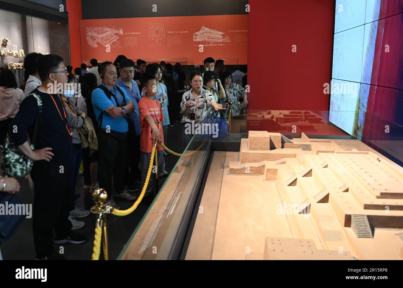 (230512) -- XI'AN, 12. Mai 2023 (Xinhua) -- Touristen besuchen das Shaanxi History Museum in Xi'an, Nordwest-Chinas Provinz Shaanxi, 11. Mai 2023. XI'an, eine Stadt mit über 3.100 Jahren Geschichte, diente als Hauptstadt für 13 Dynastien in der chinesischen Geschichte. Es ist auch die Heimat der weltberühmten Terrakotta-Krieger, die in der Qin-Dynastie (221-207 v. Chr.) geschaffen wurden. Shaanxi History Museum, das sich auf der nordwestlichen Seite der Giant Wild Goose Pagode in Xi'an City befindet, wurde fertiggestellt und 1991 für die Öffentlichkeit geöffnet. Als Chinas erstes modernes Museum auf nationaler Ebene wurde das Shaanxi History M gegründet Stockfoto
