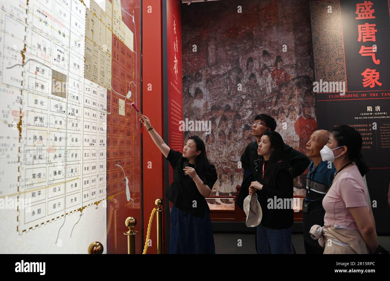 (230512) -- XI'AN, 12. Mai 2023 (Xinhua) -- Touristen besuchen das Shaanxi History Museum in Xi'an, Nordwest-Chinas Provinz Shaanxi, 11. Mai 2023. XI'an, eine Stadt mit über 3.100 Jahren Geschichte, diente als Hauptstadt für 13 Dynastien in der chinesischen Geschichte. Es ist auch die Heimat der weltberühmten Terrakotta-Krieger, die in der Qin-Dynastie (221-207 v. Chr.) geschaffen wurden. Shaanxi History Museum, das sich auf der nordwestlichen Seite der Giant Wild Goose Pagode in Xi'an City befindet, wurde fertiggestellt und 1991 für die Öffentlichkeit geöffnet. Als Chinas erstes modernes Museum auf nationaler Ebene wurde das Shaanxi History M gegründet Stockfoto