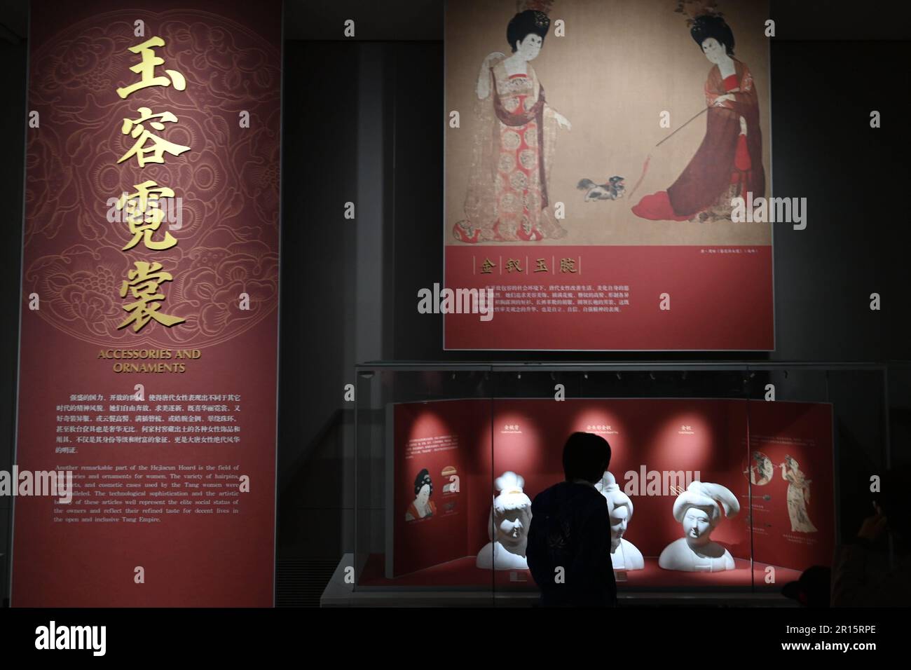 (230512) -- XI'AN, 12. Mai 2023 (Xinhua) -- Ein Tourist besucht das Shaanxi History Museum in Xi'an, Nordwestchina Provinz Shaanxi, 11. Mai 2023. XI'an, eine Stadt mit über 3.100 Jahren Geschichte, diente als Hauptstadt für 13 Dynastien in der chinesischen Geschichte. Es ist auch die Heimat der weltberühmten Terrakotta-Krieger, die in der Qin-Dynastie (221-207 v. Chr.) geschaffen wurden. Shaanxi History Museum, das sich auf der nordwestlichen Seite der Giant Wild Goose Pagode in Xi'an City befindet, wurde fertiggestellt und 1991 für die Öffentlichkeit geöffnet. Als Chinas erstes modernes Museum auf nationaler Ebene, die Gründung der Shaanxi-Geschichte Stockfoto