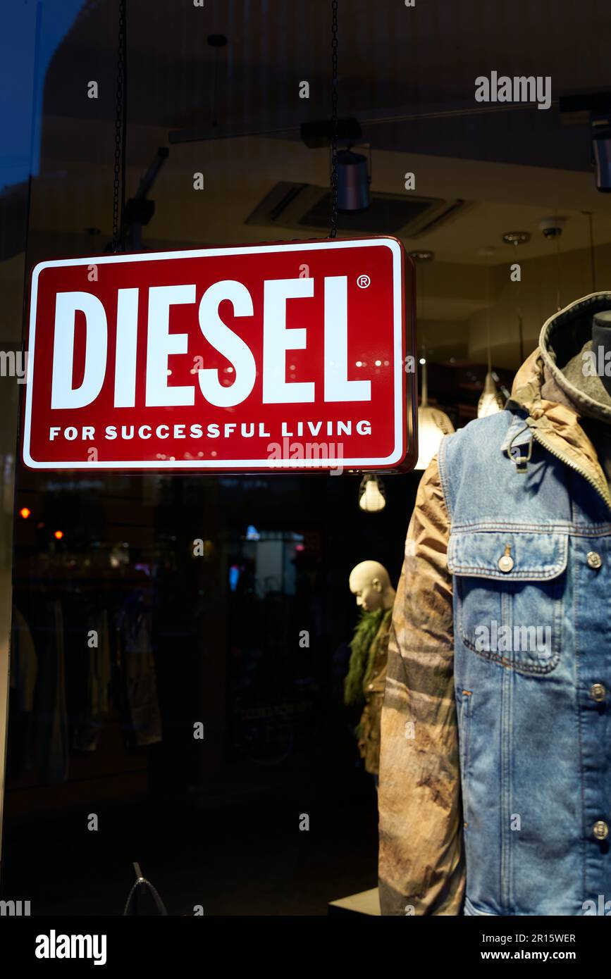 Schaufenster vor einem Geschäft des Modelabels Diesel in einer Einkaufsstraße in Berlin Stockfoto