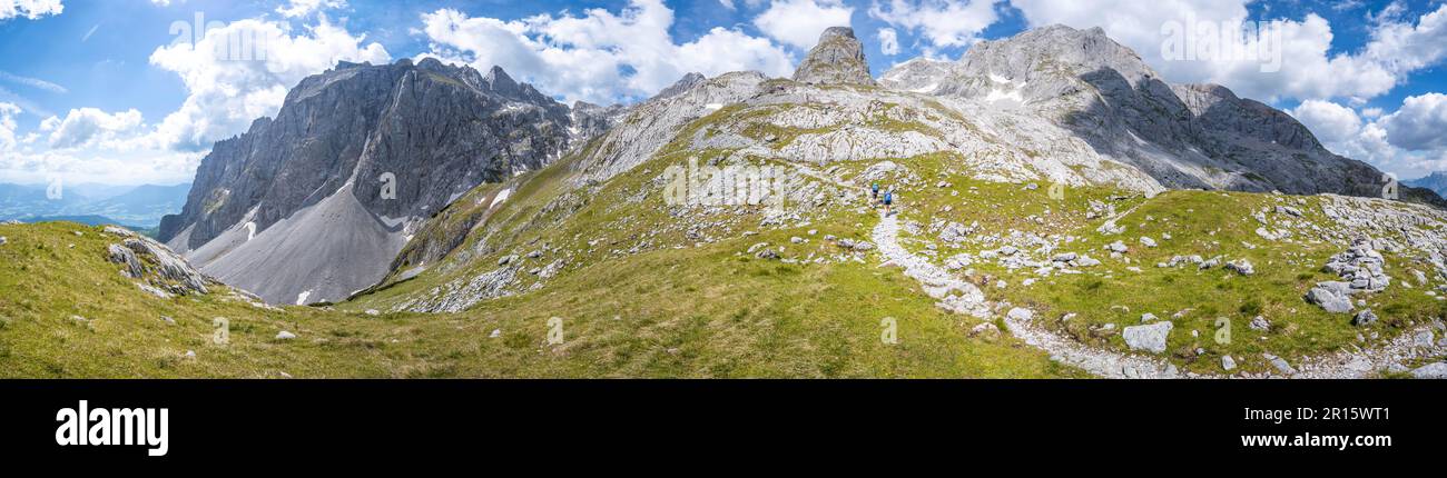 Panorama, Aufstieg zum Hochkoenig, im Hintergrund felsige Berge mit Gipfel Torsaeule, Berchtesgaden Alpen, Salzburger Land, Österreich Stockfoto