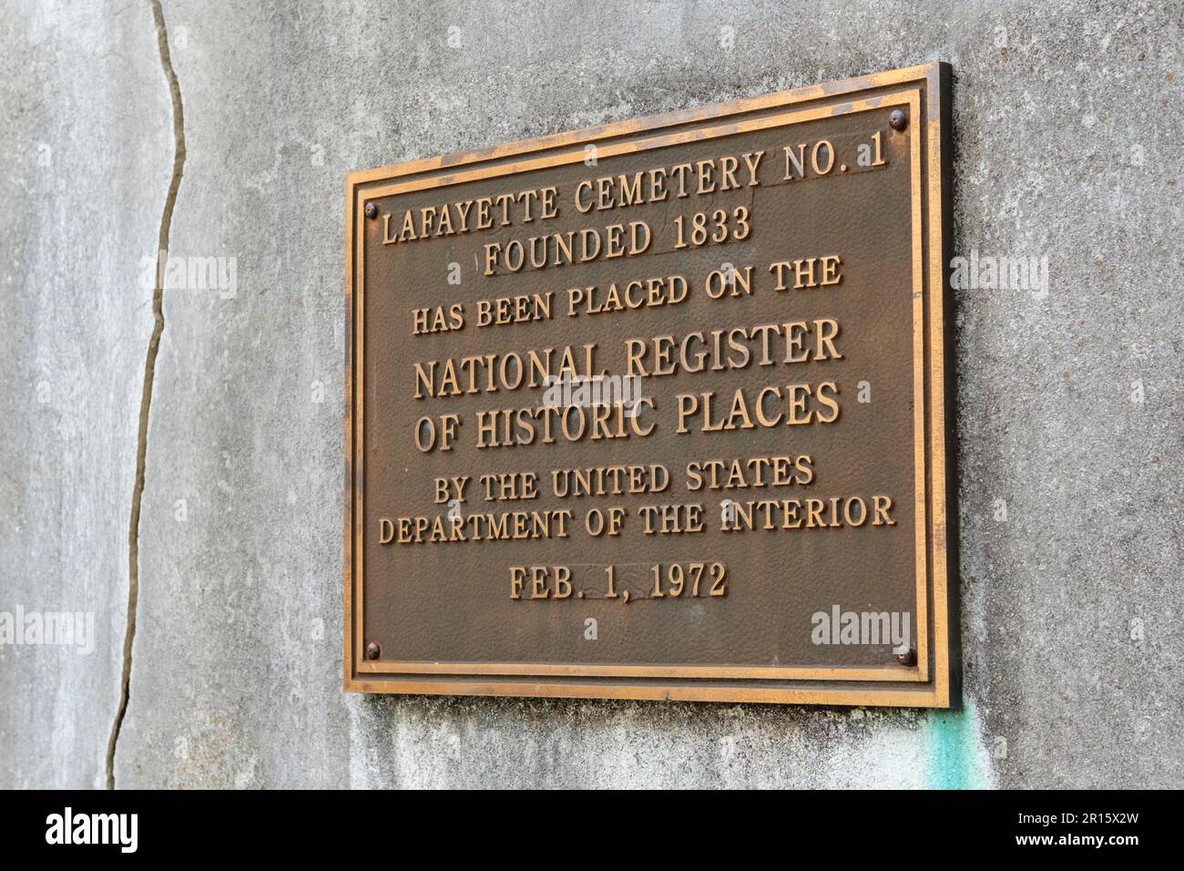 NEW ORLEANS, LA, USA - 18. APRIL 2023: National Register of Historic Places Plaque an der Wand rund um den Lafayette Cemetery Nr. 1 auf der Washington Avenue i. Stockfoto