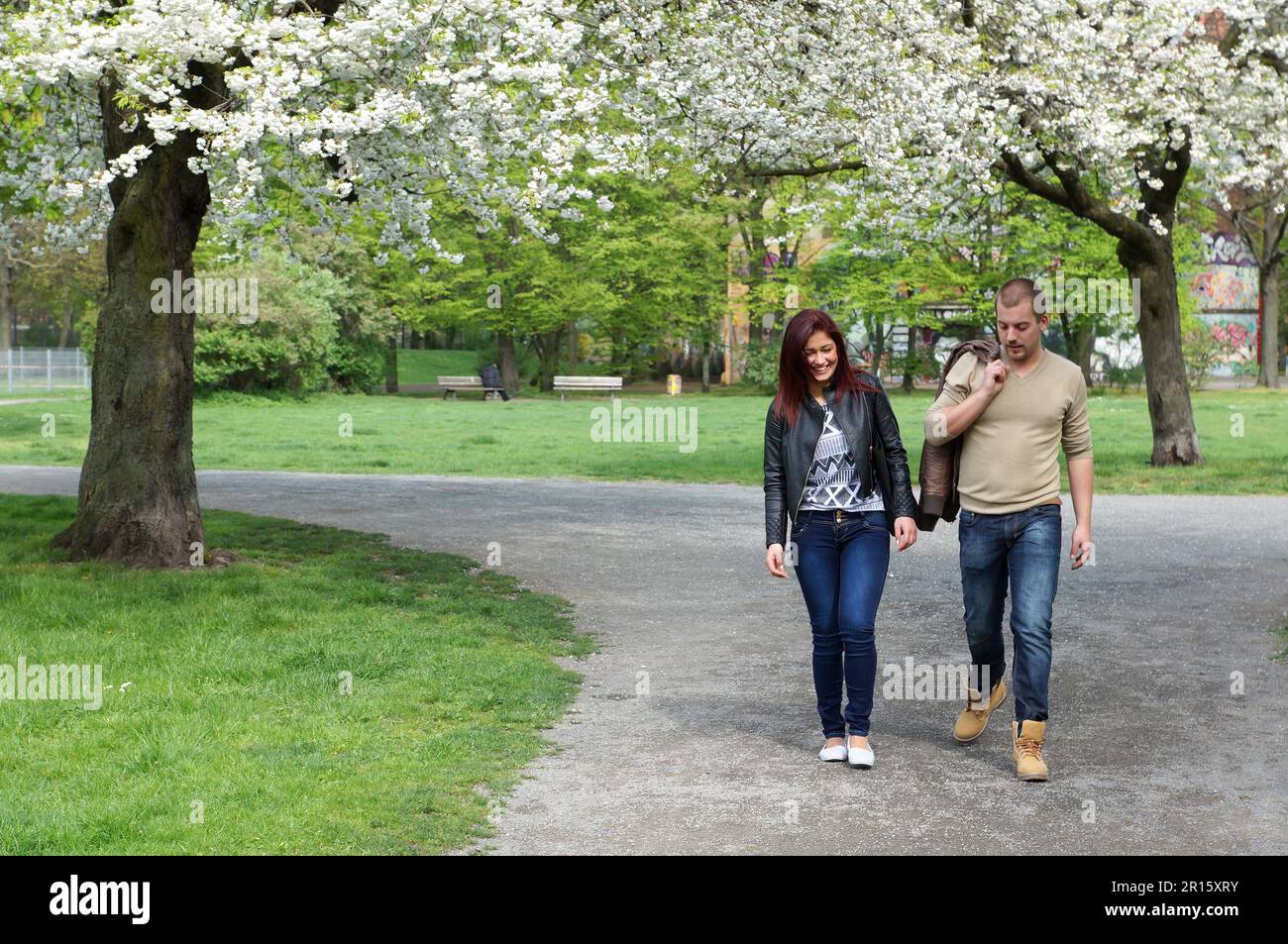junges Paar, ein Spaziergang durch einen Park im Frühjahr Stockfoto