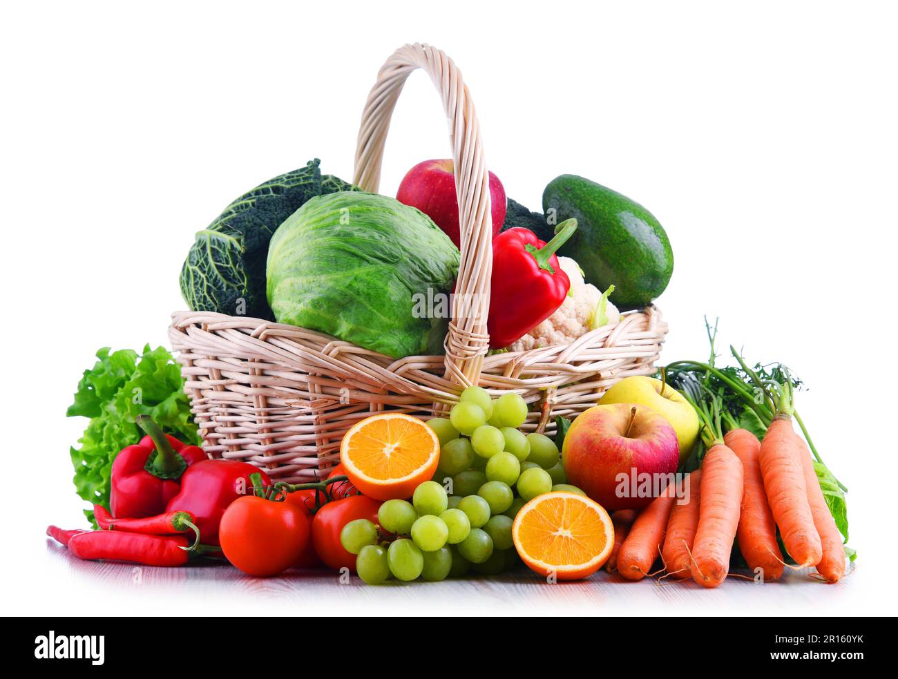 Frisches Bio-Obst und -Gemüse in Weidenkorb isoliert auf weißem Stockfoto