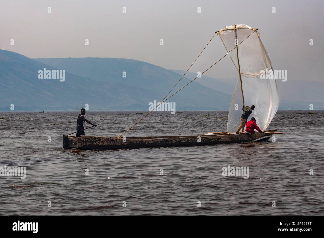 Improvisiertes Segelboot auf dem Kongo, DR Kongo Stockfoto