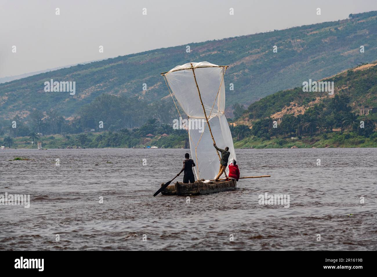 Improvisiertes Segelboot auf dem Kongo, DR Kongo Stockfoto