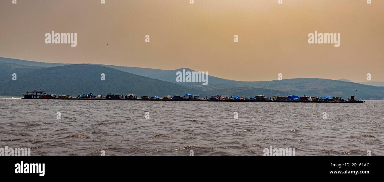 Riesenschiff auf dem Kongo, DR Kongo Stockfoto