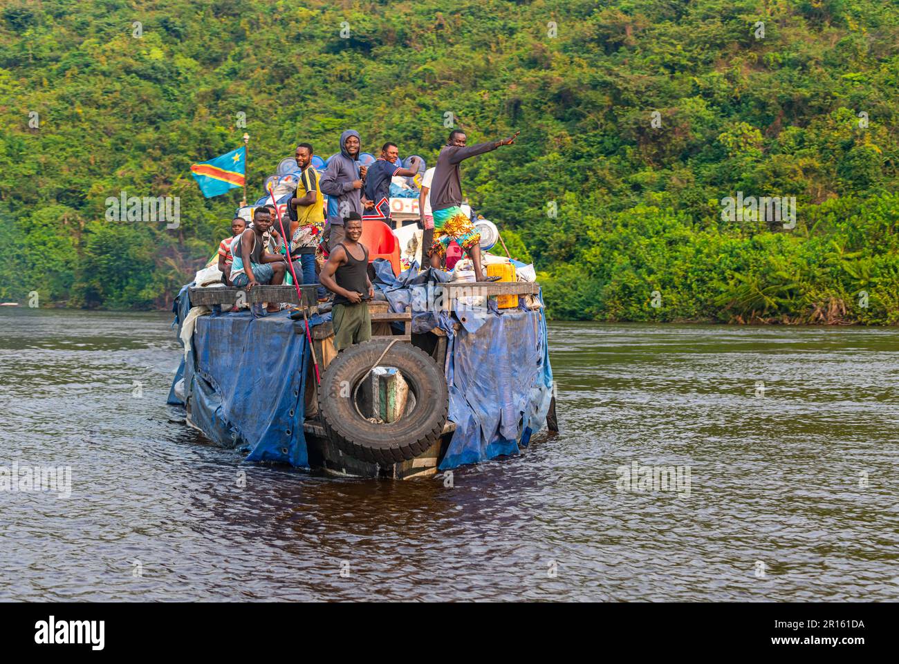 Überladenes Flussschiff auf dem Kongo, DR Kongo Stockfoto