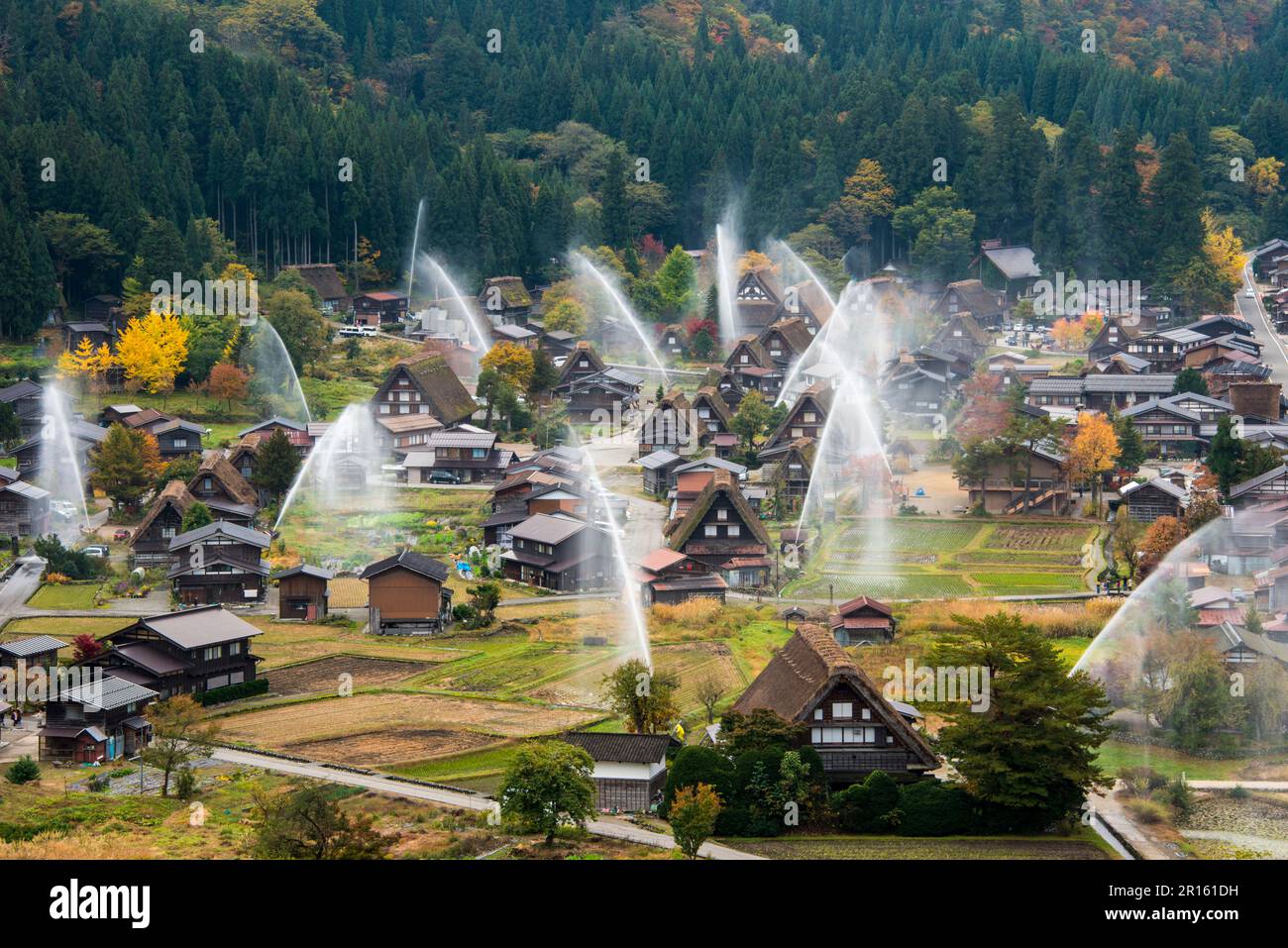 Shirakawa-Dorf gleichzeitig entlassen Stockfoto
