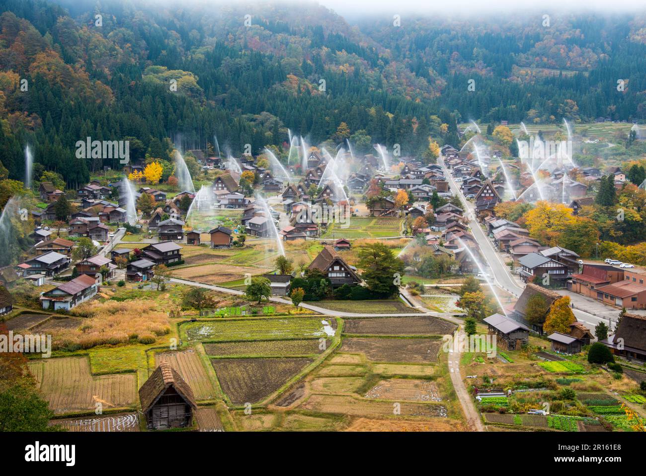 Shirakawa-Dorf gleichzeitig entlassen Stockfoto