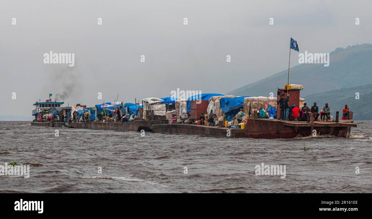 Überladenes Flussschiff auf dem Kongo, DR Kongo Stockfoto
