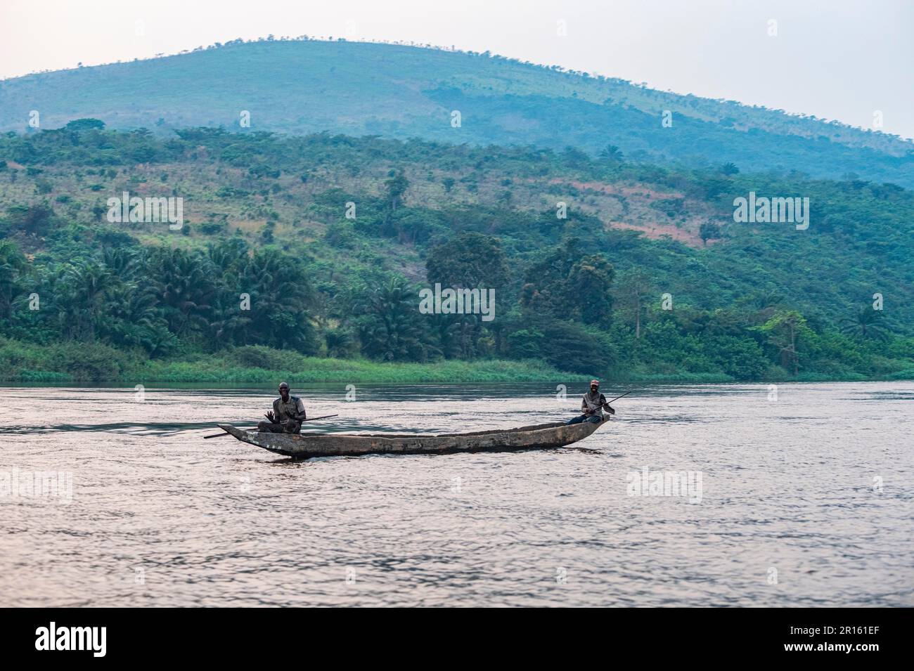 Mann auf seinem Kanu auf dem Kongo, Republik Kongo Stockfoto