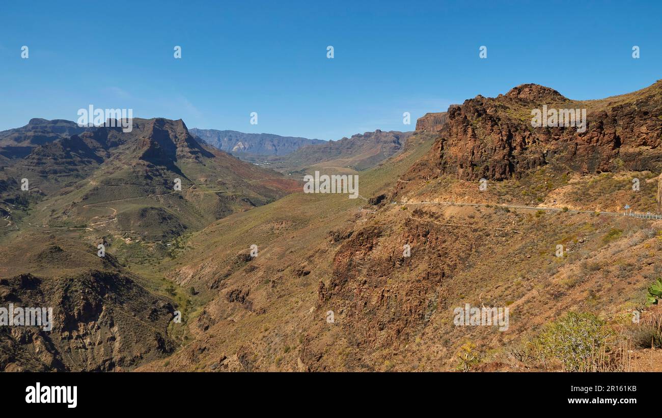 Barranco de Fataga, tiefe Schlucht, Bergstraße, grün-braune Berghänge, Zentralmassiv, südküste, Gran Canaria, Kanarische Inseln, Spanien Stockfoto