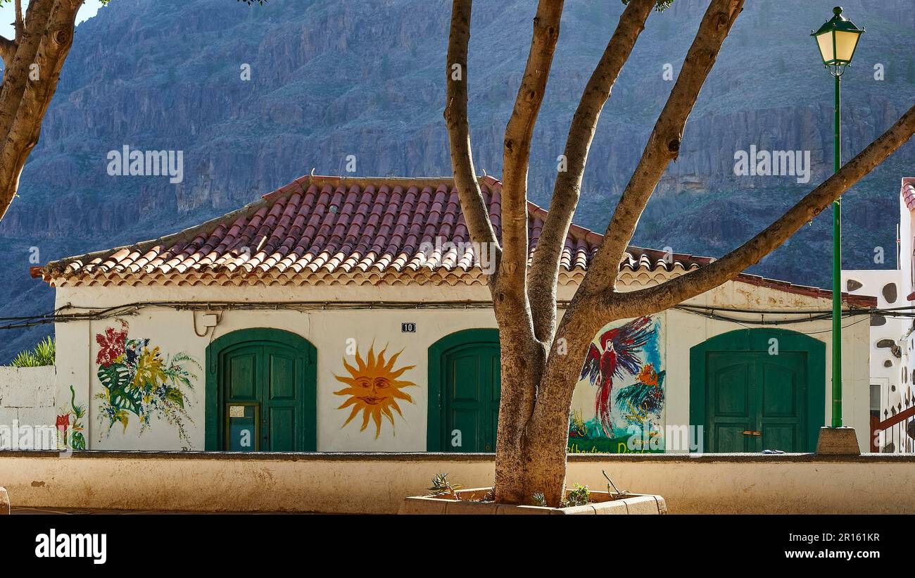 Haus, grüne Türen, Sonne an der Hauswand, Bäume, Laterne, Dorf, Fataga, Barranco de Fataga, Schlucht, Zentralmassiv, Südküste, Gran Canaria, Kanarienvogel Stockfoto