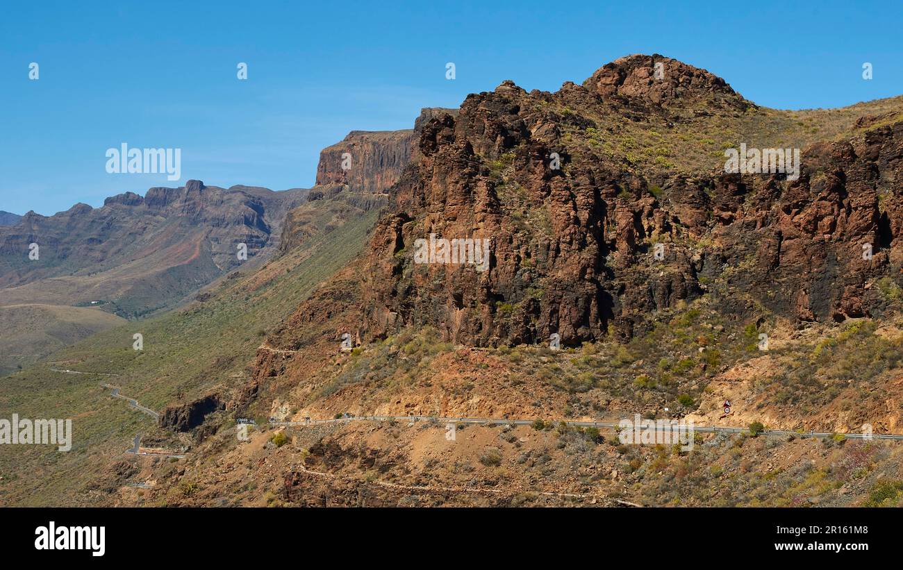 Barranco de Fataga, tiefe Schlucht, grün-braune Berghänge, Bergstraße, Zentralmassiv, südküste, Gran Canaria, Kanarische Inseln, Spanien Stockfoto