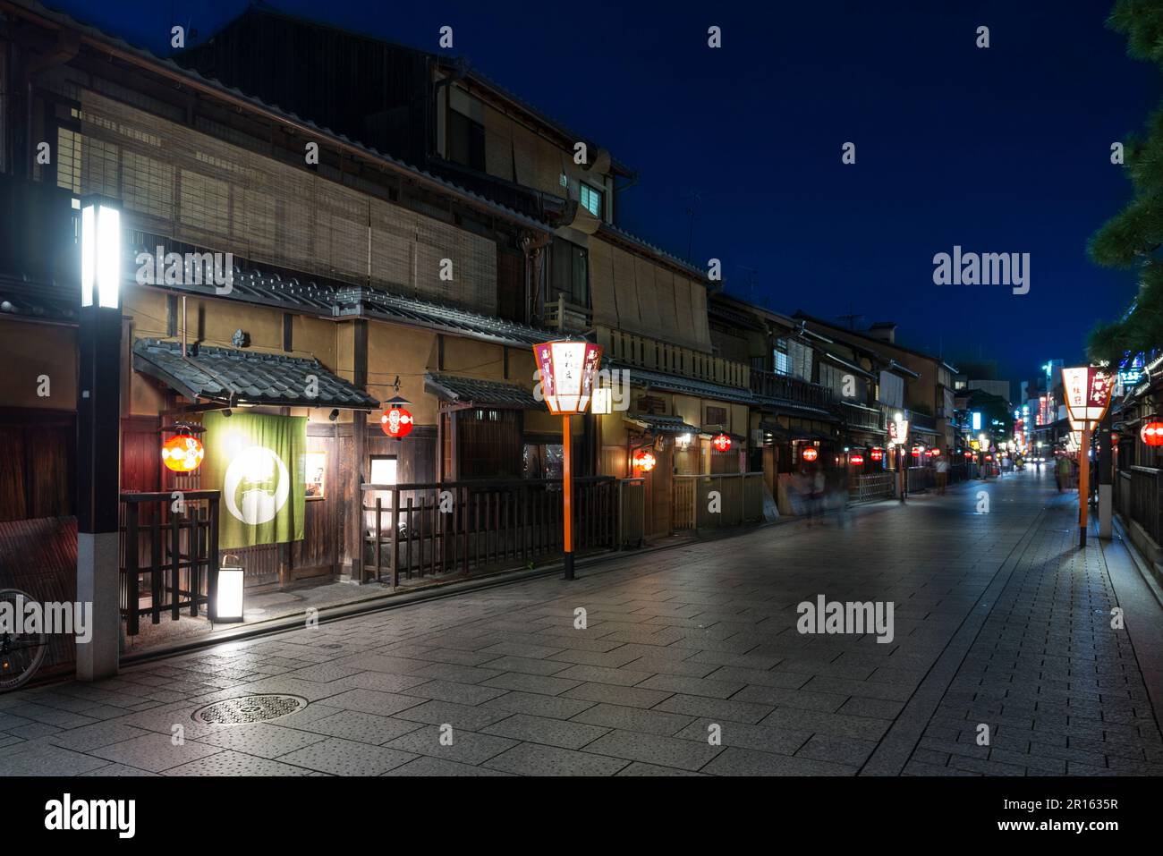 Die Straßen von Gion beleuchtet mit leuchtenden Laternen Stockfoto