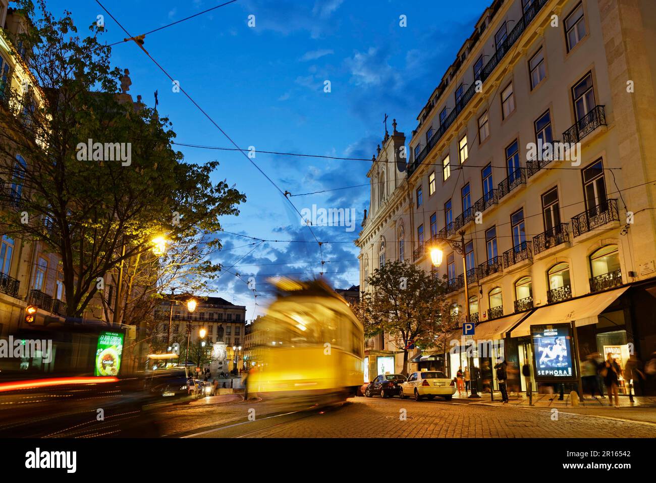 Alte Straßenbahn, Largo Chiado am Abend, Chiado Viertel, Lissabon, Adhaesionsbahn, Portugal Stockfoto